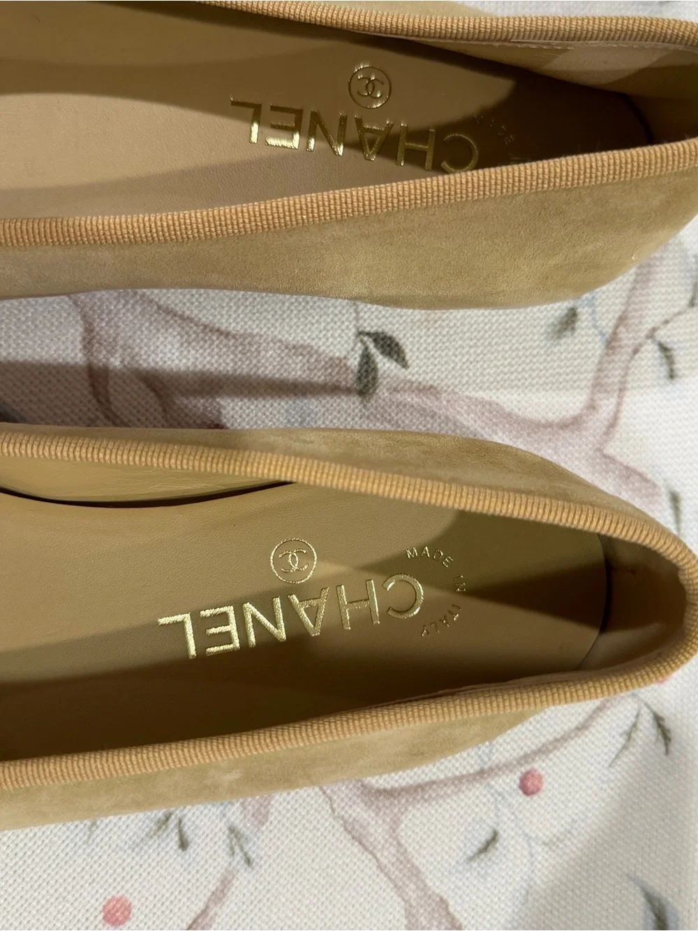 NEW Never worn CHANEL Beige Suede Ballet Flats - Classic Bow Detail